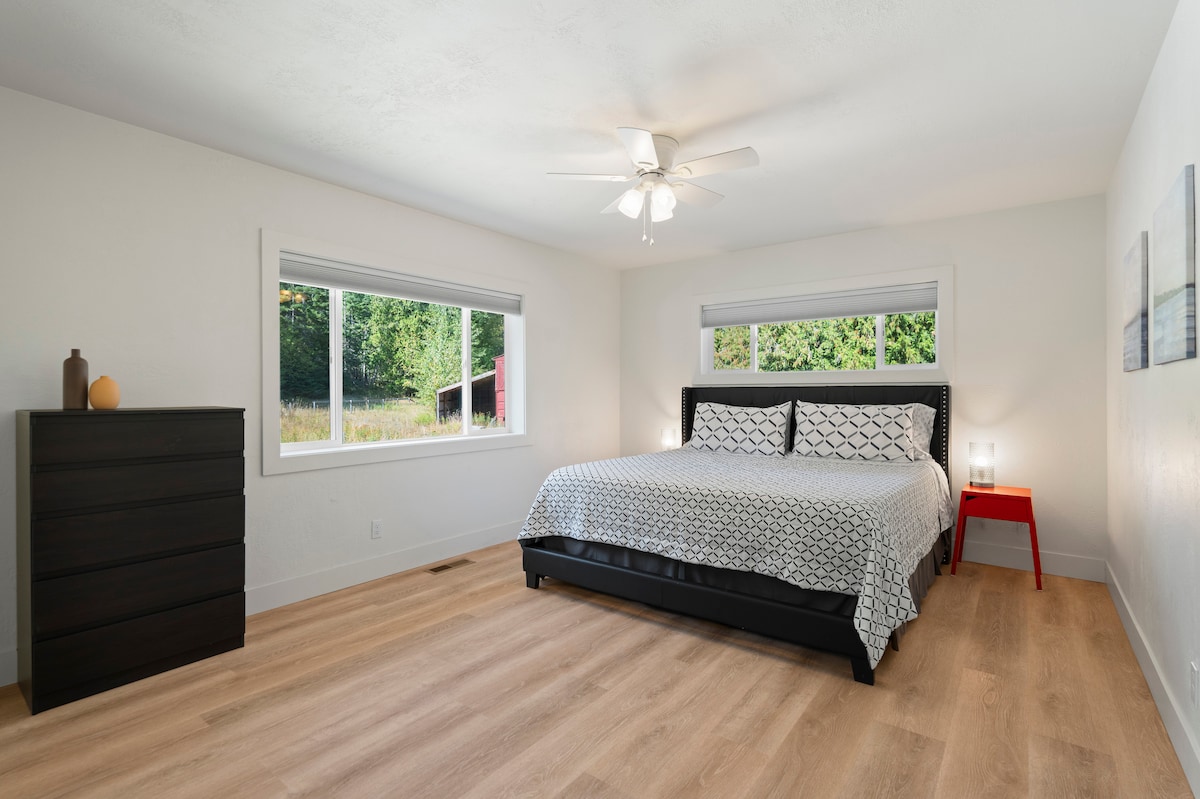 ห้องนอนเตียงคิงไซส์กว้างขวาง