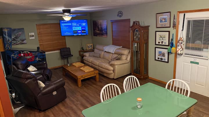Riverview B  King Bed Bath Kit Deck Grill Wifi Pit - Bull Shoals, AR