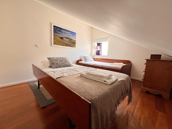 חדר 3 - שתי מיטות יחיד.