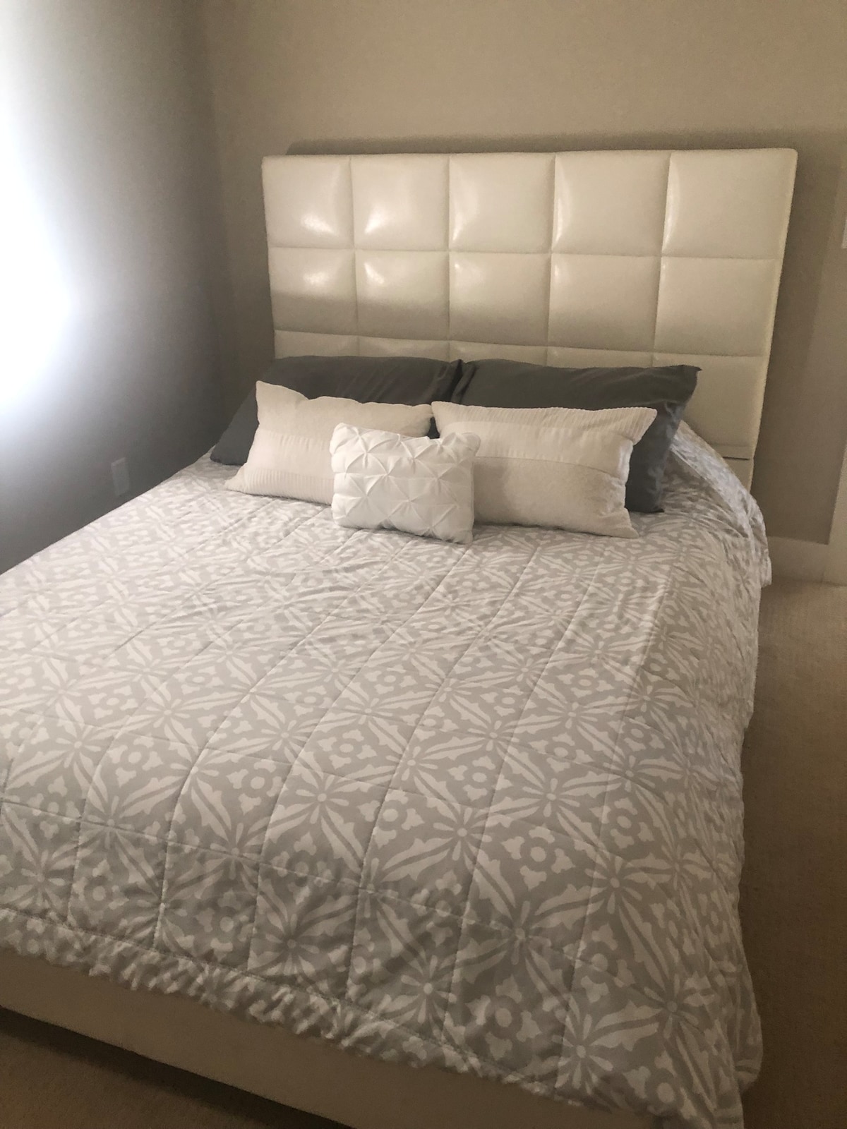 חדר שינה מס' 2 - מיטת קווין סייז - קומה עליונה.