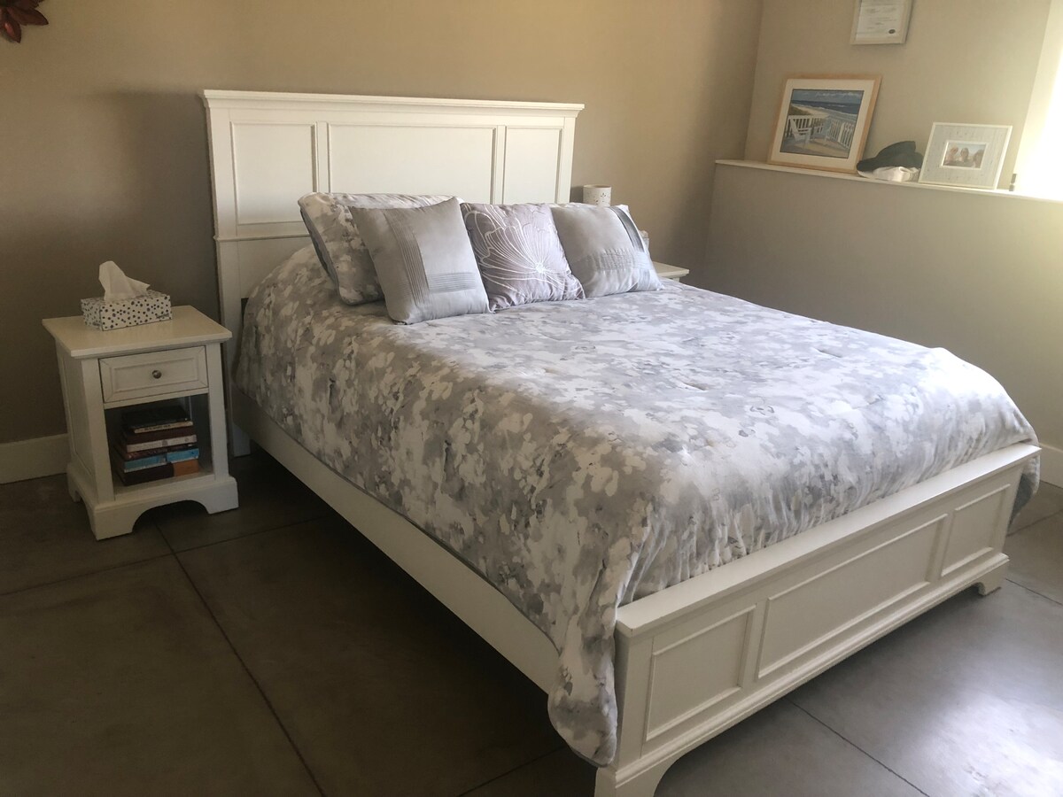 חדר שינה ראשי בקומה הראשית - חדר רחצה צמוד וארון בגדים צמוד.