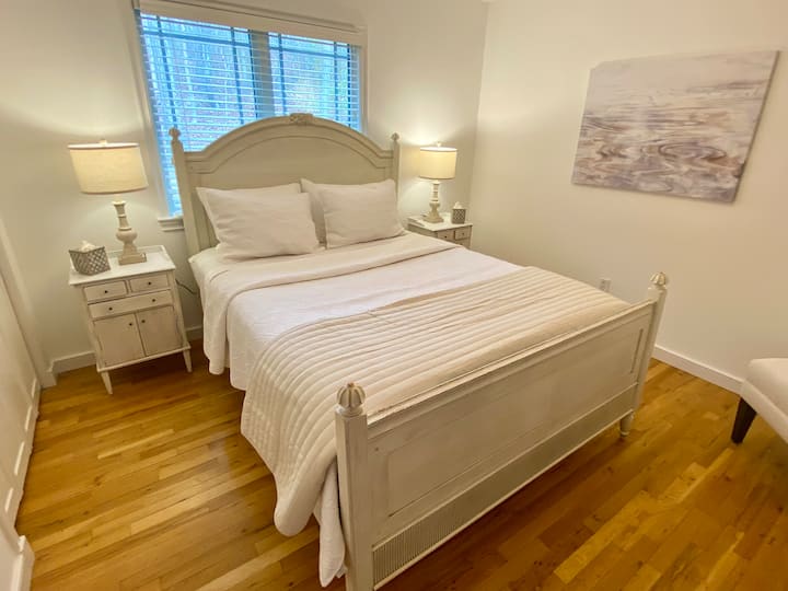 Na prvom poschodí je vysnívaná manželská posteľ vo švédskom štýle s posteľnou bielizňou 400TC, vrstvenými prikrývkami a šepotovo mäkkou prikrývkou. Čakajú na vás nočné stolíky, komoda s 8 zásuvkami a skriňa. Stolička v oblaku podobnej látke Bedford Snow láka pokoj pod umením, ktoré dýcha pokojom.