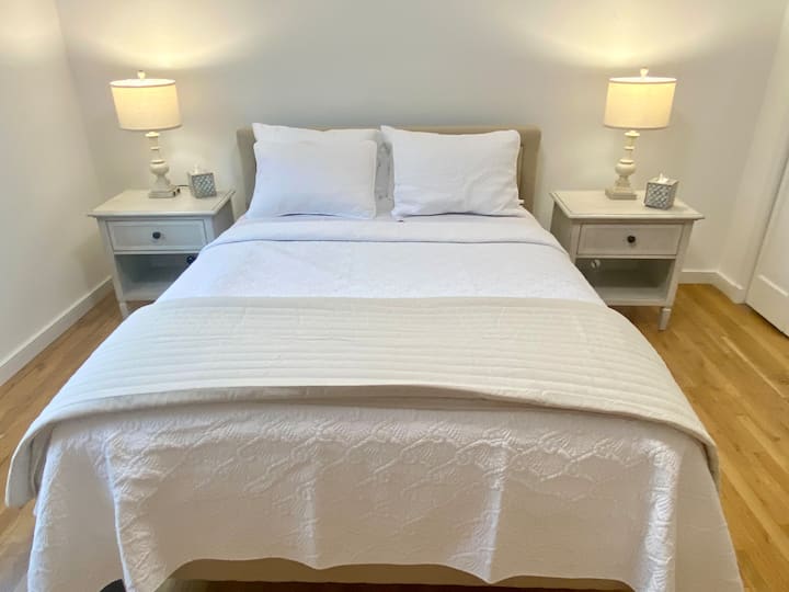 Táto primárna spálňa s manželskou posteľou Queen má posteľ DreamCloud s čerstvou posteľnou bielizňou 400TC, útulnou prikrývkou a prikrývkami navyše. Koncové stoly s technickými pripojeniami a dotykovými lampami. Dostatok úložného priestoru a očarujúci dizajn vytvárajú dokonalý priestor na oddych a snívanie.