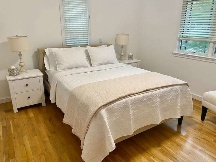 Nová manželská posteľ Queen, matrac DreamCloud s čerstvou posteľnou bielizňou 400TC, útulnou prikrývkou a ďalšími prikrývkami zaisťujú pohodlie. Koncové stoly s technickými pripojeniami a nastaviteľnými dotykovými lampami ponúkajú rôzne osvetlenie, ktoré vytvárajú dokonalý priestor na oddych a snívanie.