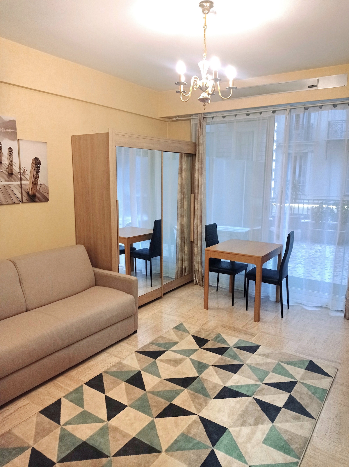 Разтегателен диван 140 см за двама  