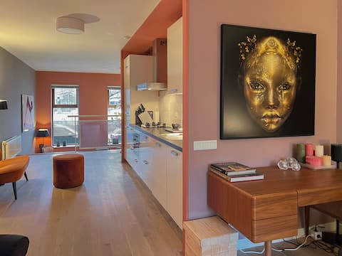 Popular Airbnb listing: Spacious appartment with garden in city center in Van Der Helstpleinbuurt