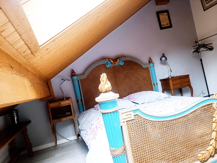 בחדר השינה יש מיטה נחמדה בגודל 140 ס"מ עם מזרן דאנלופילו נוח מאוד.