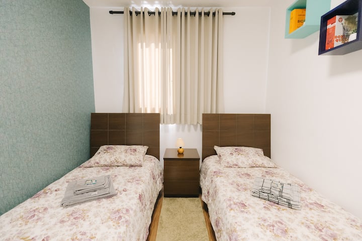 单人房配有遮光帘、D33床垫和鹅毛枕头。