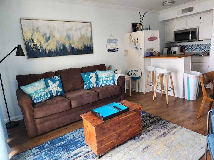 Beachfront Condo • Gulf View & Heated Pool - Galveston, TX