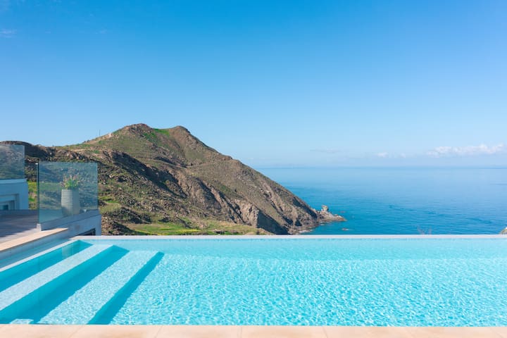 Three bedroom villa with an infinity swimming pool