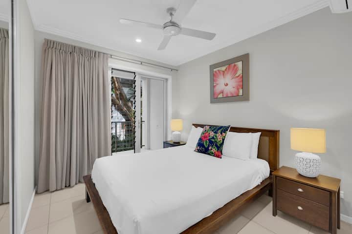 Втората спалня разполага с двама в двойно легло и предлага достъп до втори балкон.