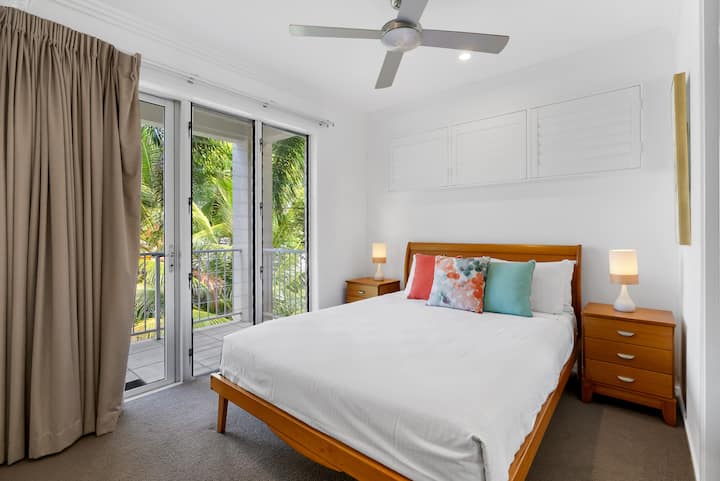 Chumba cha pili cha kulala kina kitanda cha malkia chini ya kiyoyozi na kinaelekea kwenye roshani ya pili.