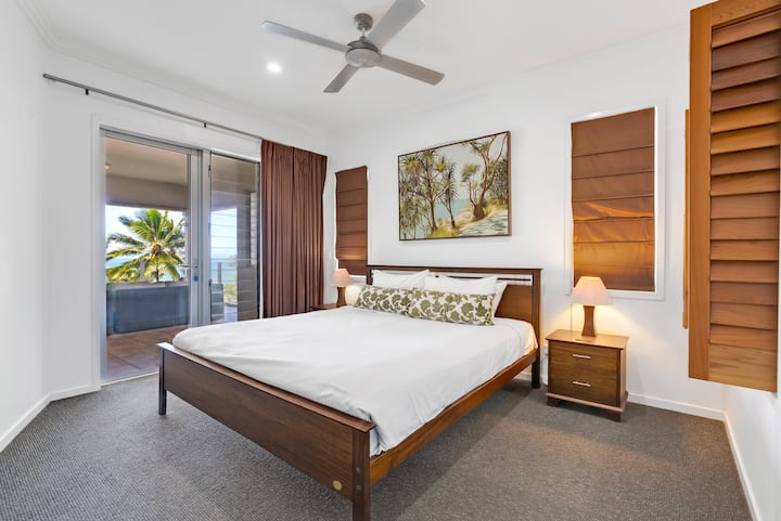 O quarto principal oferece uma confortável cama king size, acesso direto à varanda e uma suíte com banheira de hidromassagem.