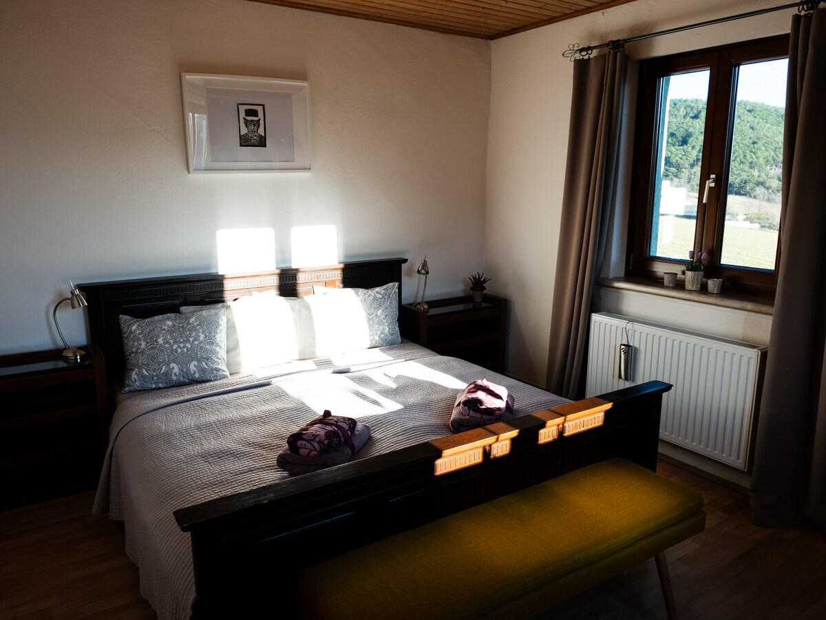 Schlafzimmer mit Doppelbett