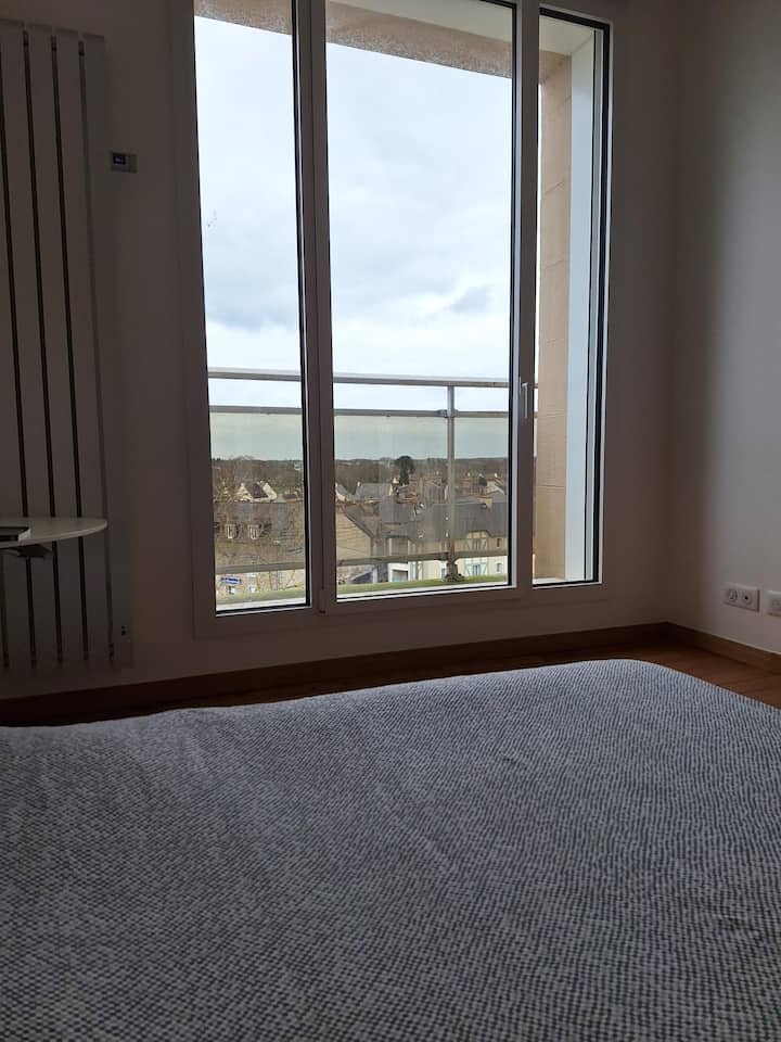 Krevati është një futon (krevat japonez) shumë i rehatshëm dhe i mirë për pjesën e pasme.;)