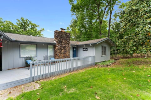 5+ BR lakefront home w/swim dock. High Speed WiFi.