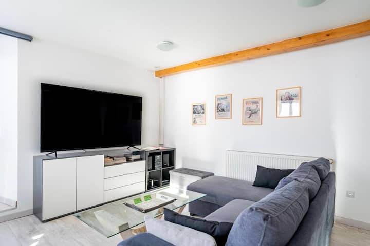 Sebule iliyo wazi na ya kisasa - Sebule yenye nafasi kubwa yenye sofa nzuri na eneo la mapumziko.