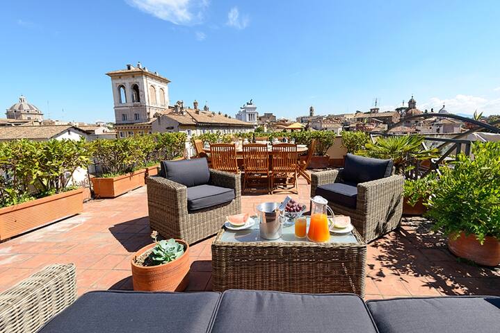 Center 4 BR 3 BA, 2 terraces, winter garden, views gallery image 2