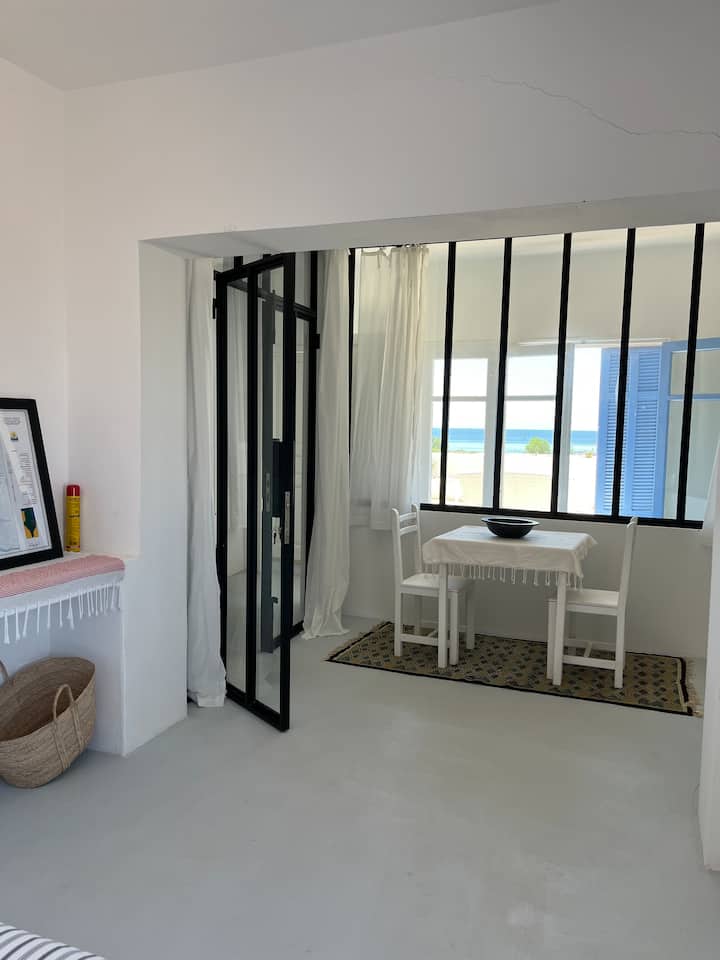Bedroom 4
spacious and quiet, 1st floor 
master suite, with bathroom and additional double cocoon bed with sea view (children or extra couple)
Sea view through large floor-to-ceiling windows
Shutters and storage