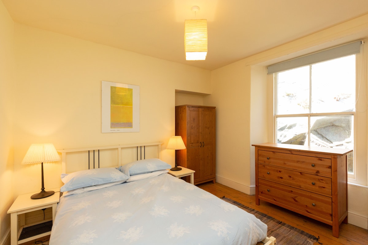 带独立卫生间的二楼后卧室