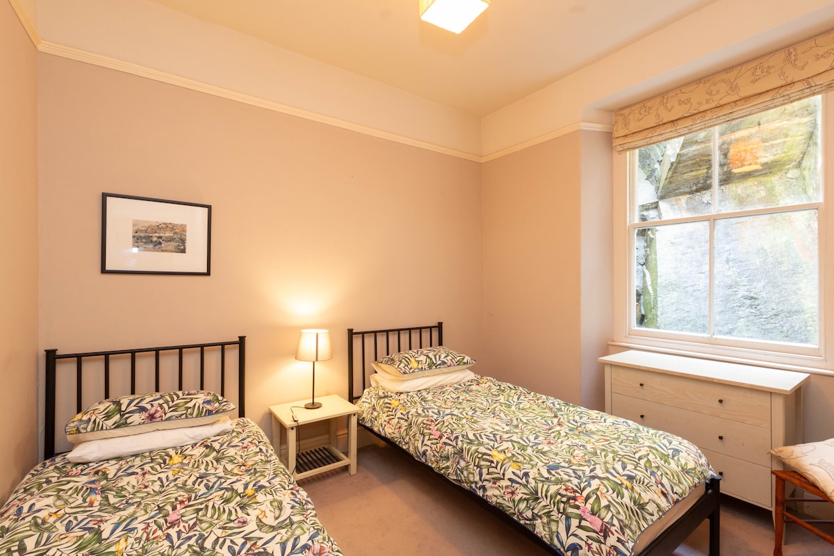 一楼后两张单人床卧室