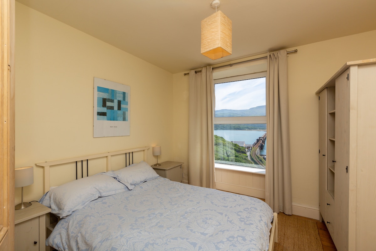 二楼前双人卧室