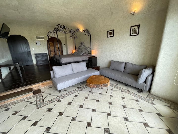 从客房到主卧（开放式套房）的视图，所有墙壁都是白色的，公寓有2层，与木地板和意大利地板形成对比 