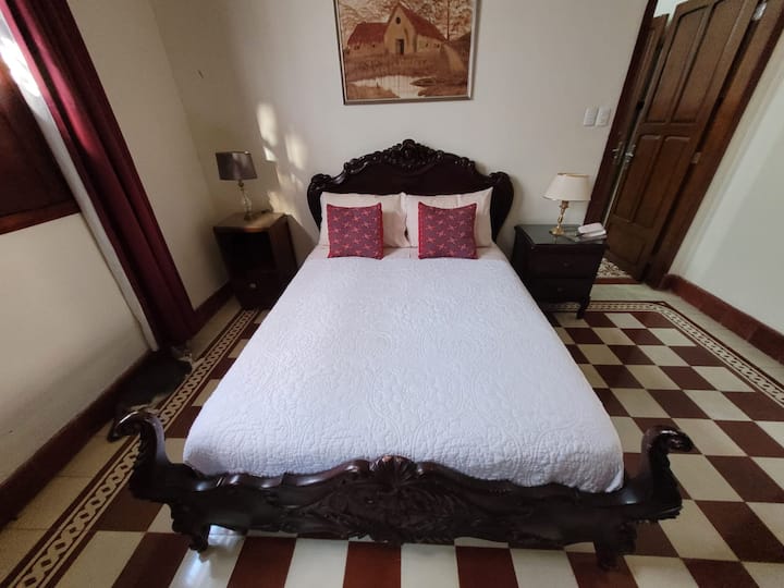 ห้องเตียงใหญ่พร้อมโต๊ะทำงานโทรทัศน์และตู้เสื้อผ้าสไตล์วินเทจ 