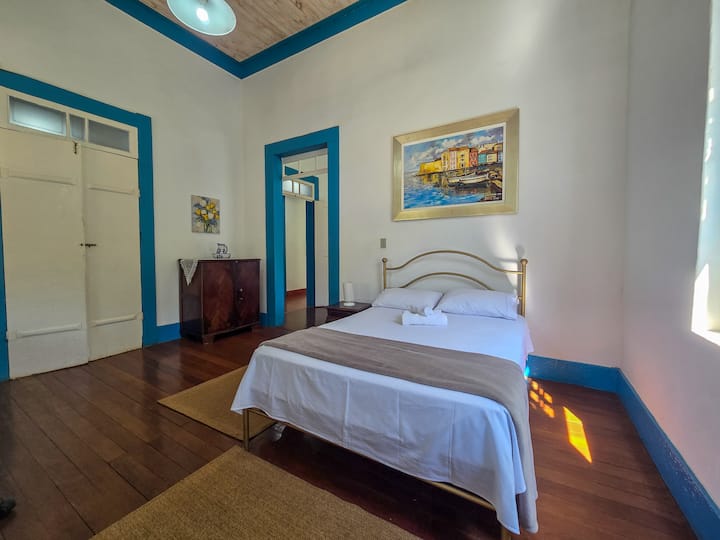 Quarto 1 com uma cama casal é conjugado com o espaço 2,  que tem duas camas de solteiro