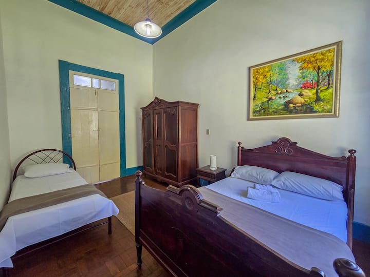 Quarto 2 com uma cama de casal, vinda de Portugal e com mais de 120 anos, mais uma cama solteiro