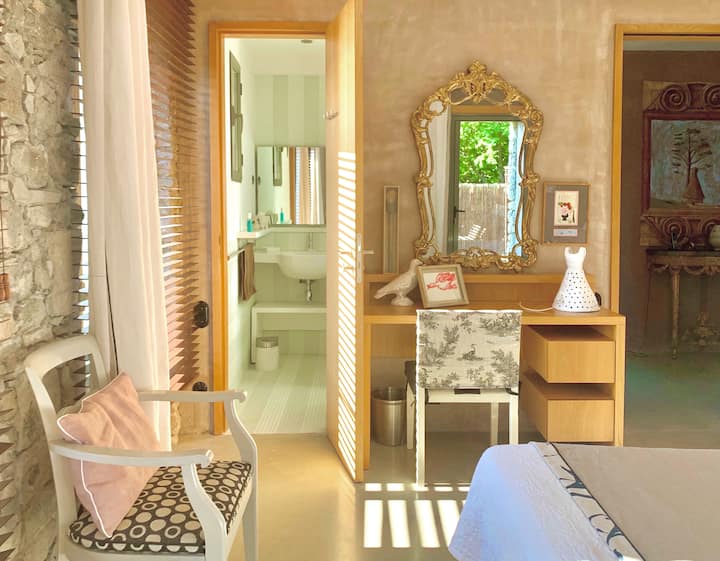 Chambre 4, avec salle de bains et toilettes privatives