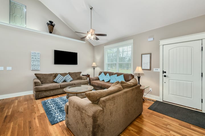 Luxury Guest House Retreat - Overland Park, KS