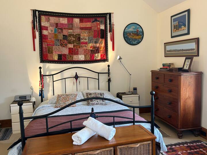 ห้องนอนใหญ่ - เตียงควีนไซส์พร้อมห้องน้ำในตัว