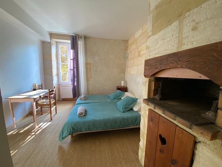 La camera più grande del cottage è una camera matrimoniale con bagno, pareti in pietra, piccolo ufficio, armadio, letti singoli 2 letti 90x200, armadio, tavoli e lampade da comodino