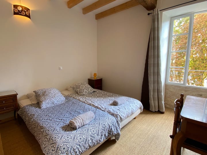 La grande camera è spaziosa, piccola scrivania, armadio, letti singoli 2 letti 90x200, armadio, tavoli e lampade da comodino