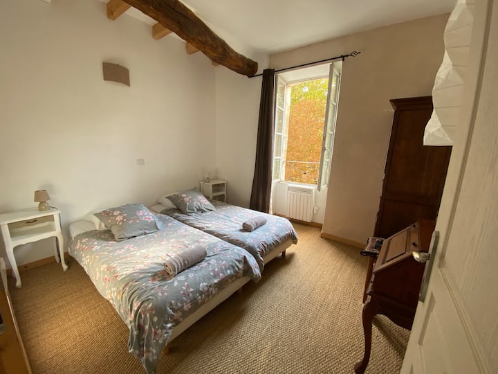 La più piccola delle camere è confortevole, piccolo ufficio, armadio, letti gemelli 2 letti 90x200, armadio, tavoli e lampade da comodino