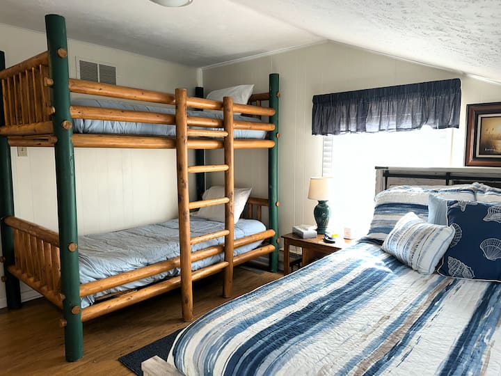 Spavaća soba na 2. katu.  Pogled na jezero iz svake sobe.