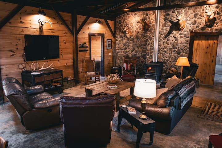 Great GROUP barn stay/90 acres/game room/pond