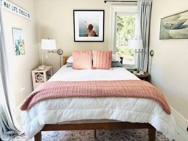 Kitanda kipya cha jukwaa, godoro jipya na mashuka safi, safi, yenye ubora. Dirisha lenye starehe na la kuvutia! Egress upande wa kulia wa kitanda. 