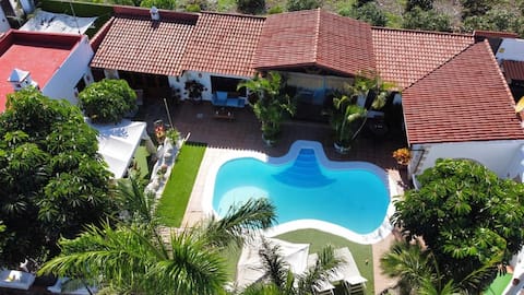 Villa Male, private heated pool, garden & BBQ