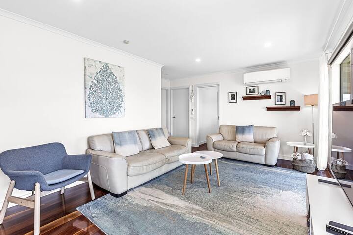 שפע של מקומות ישיבה ושטיחים להתרווח עליהם