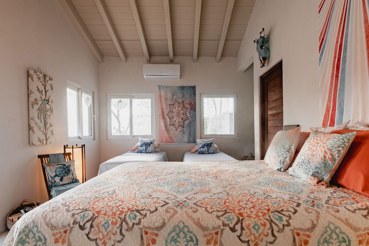 Grande chambre pour quatre avec salle de bain privée et grand placard 
Terrasse de la chambre à la piscine