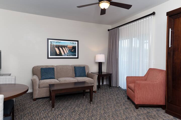 Sebule nzuri ina sofa ya ukubwa wa malkia