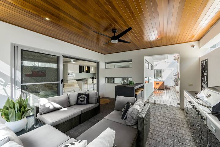 ULTRA STYLISH FREMANTLE AREA WALK TO THE BEACH gallery image 5