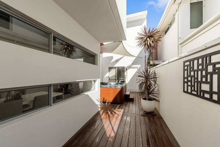 ULTRA STYLISH FREMANTLE AREA WALK TO THE BEACH gallery image 3