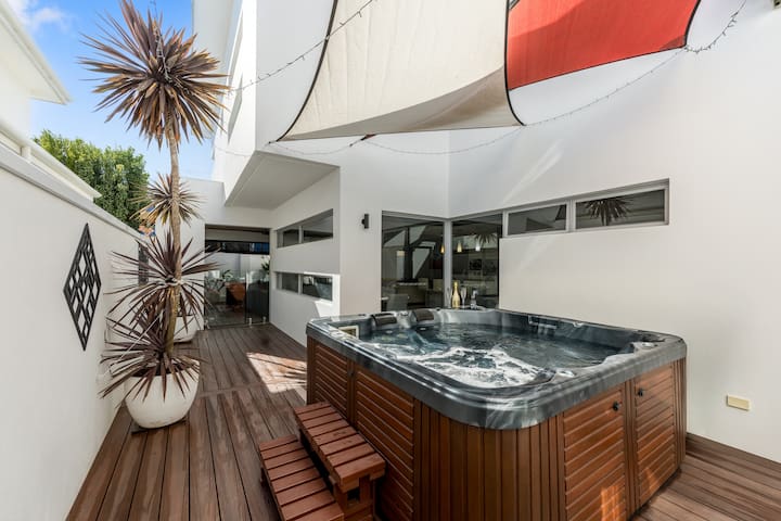 ULTRA STYLISH FREMANTLE AREA WALK TO THE BEACH