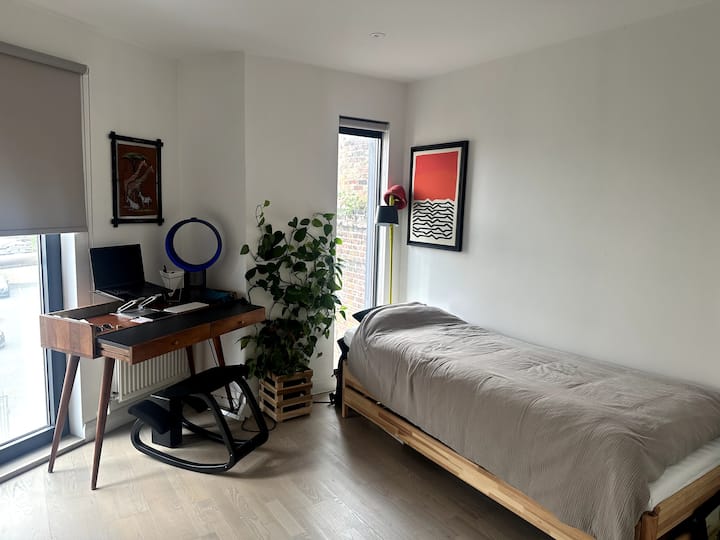 שתי מיטות יחיד זה על גבי זו, שניתן להרחיב למיטה זוגית נוחה אחת