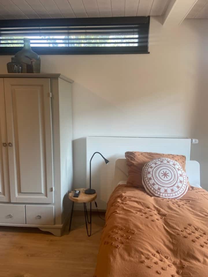 سرير كهربائي قابل للتعديل.