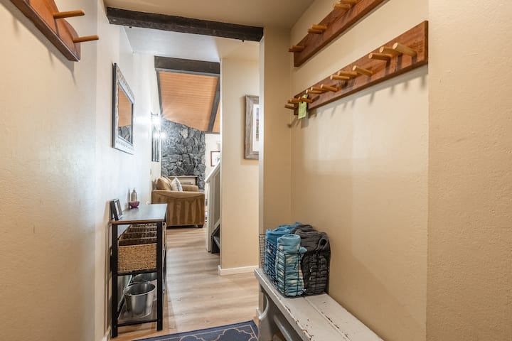 Cozy 2 Br + Loft In Town Steps To Shuttle - Mammoth Lakes, CA
