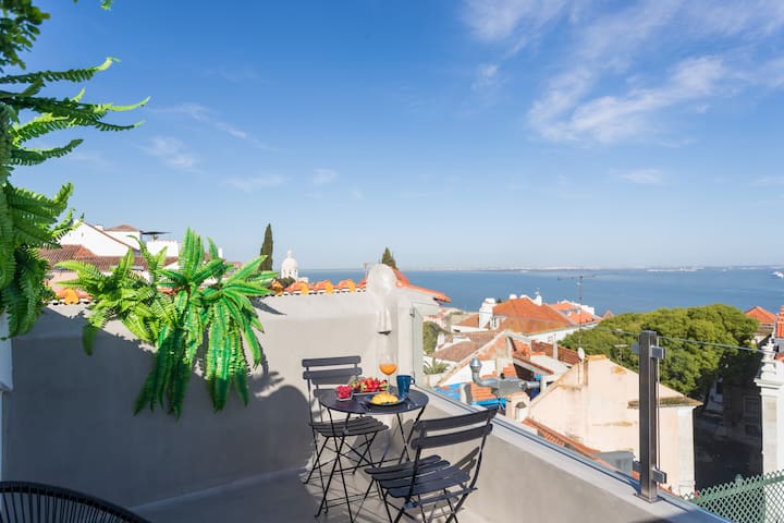 MY LX FLAT Visit Castle Alfama in a Rooftop